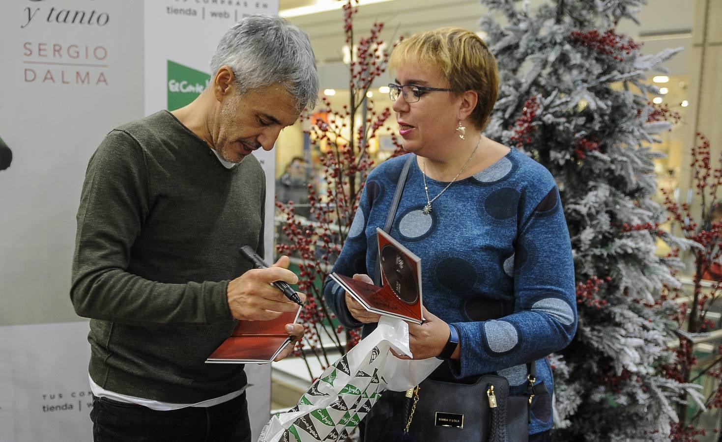 Centenares de personas ocuparon la primera planta de El Corte Inglés para acudir a la firma de discos de Sergio Dalma. Desde primera hora de la tarde, fans del artista, mayoritariamente mujeres, hicieron cola para asegurarse una dedicatoria y una foto con el cantante