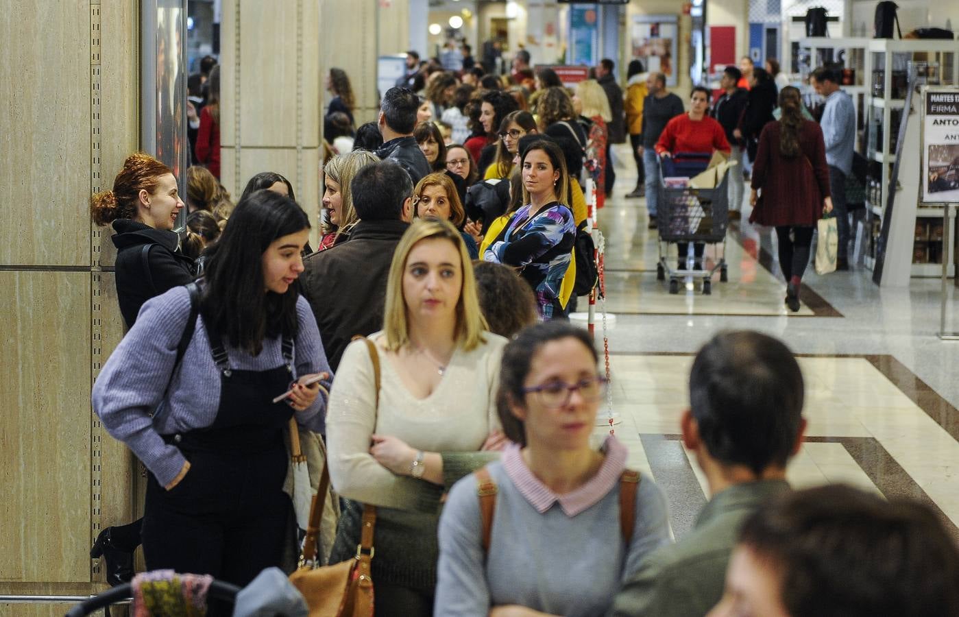 Centenares de personas ocuparon la primera planta de El Corte Inglés para acudir a la firma de discos de Sergio Dalma. Desde primera hora de la tarde, fans del artista, mayoritariamente mujeres, hicieron cola para asegurarse una dedicatoria y una foto con el cantante