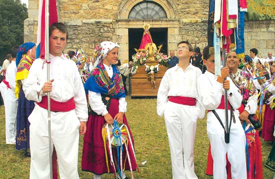 Procesión de la imagen de Nuestra Señora de Valvanuz, en Selaya.