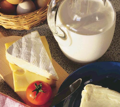 El queso tradicional se elaboraba con leche recien ordeñada, a la cual se añadía la presura (cuajo natural) y se dejaba en un lugar templado.