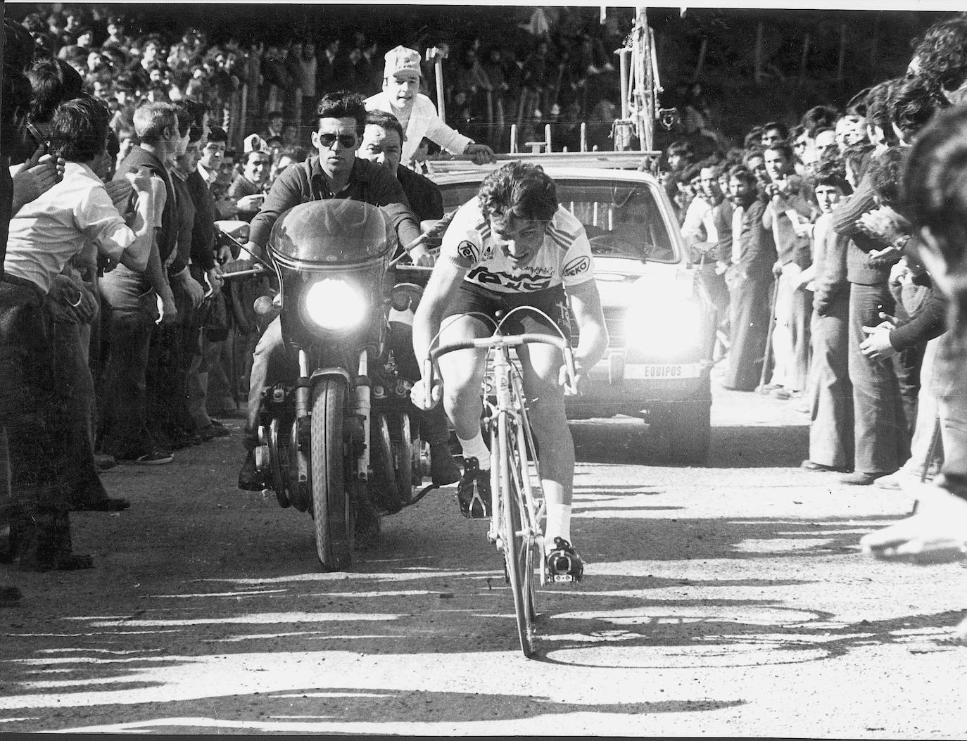 Alberto Fernández ,ciclista del Teka, en acción en una de las etapas de montaña de la Vuelta Ciclista al País Vasco 1980.