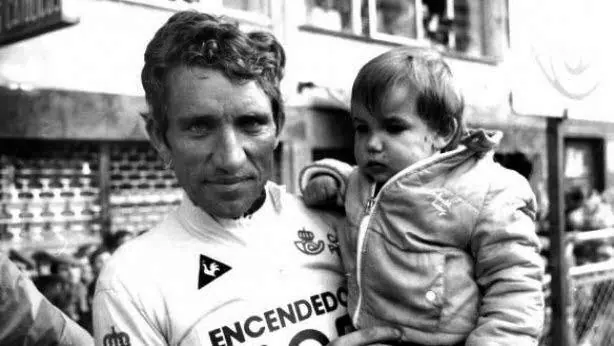 Imagen de 1984 de Alberto Fernández con su hijo en brazos al final de una etapa de la Vuelta de aquel año, en la que terminó segundo.
