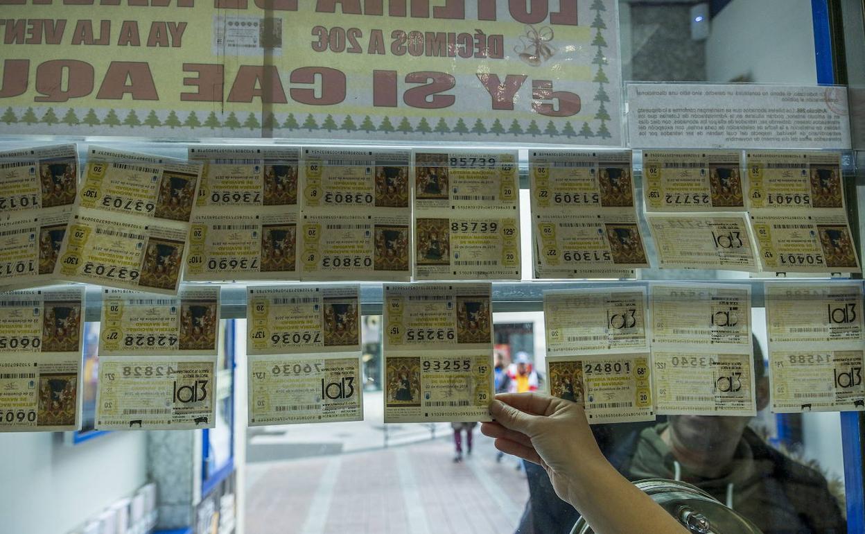 Luz y taquígrafos para compartir un décimo del premio del sorteo del Gordo de la Lotería de Navidad