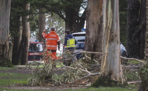 Imagen principal - Se amplía la zona de búsqueda de la niña desaparecida desde el jueves en Santander