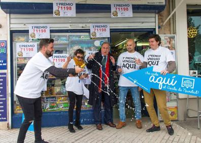 Imagen secundaria 1 - En la imagen grande, la celebración en la administración de Lotería de la calle Calvo Sotelo de Santander, en el que cayó el segundo premio de 2017. Debajo, el punto de venta de Gregorio Marañón, donde ese mismo año se vendieron por internet siete decimos del Gordo. En la imagen pequeña, la emoción vivida las pasadas Navidades en la administración número 3 de Torrelavega, en la calle Alonso Astúlez, donde se repartió un quinto premio.