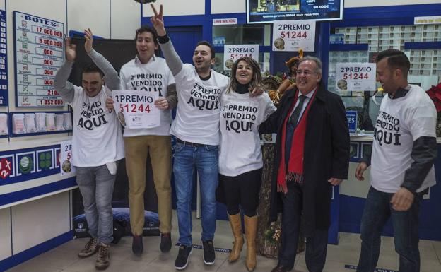 Imagen principal - En la imagen grande, la celebración en la administración de Lotería de la calle Calvo Sotelo de Santander, en el que cayó el segundo premio de 2017. Debajo, el punto de venta de Gregorio Marañón, donde ese mismo año se vendieron por internet siete decimos del Gordo. En la imagen pequeña, la emoción vivida las pasadas Navidades en la administración número 3 de Torrelavega, en la calle Alonso Astúlez, donde se repartió un quinto premio.