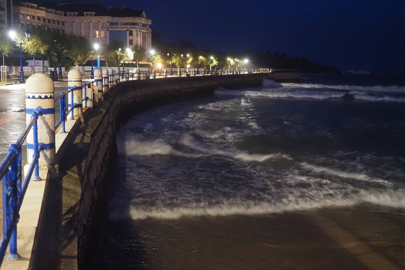 A las 07.30 de la mañana, El Sardinero permanecía acordonado. Todavía no se había activado la alerta roja y el temporal apenas se percibía en la costa.