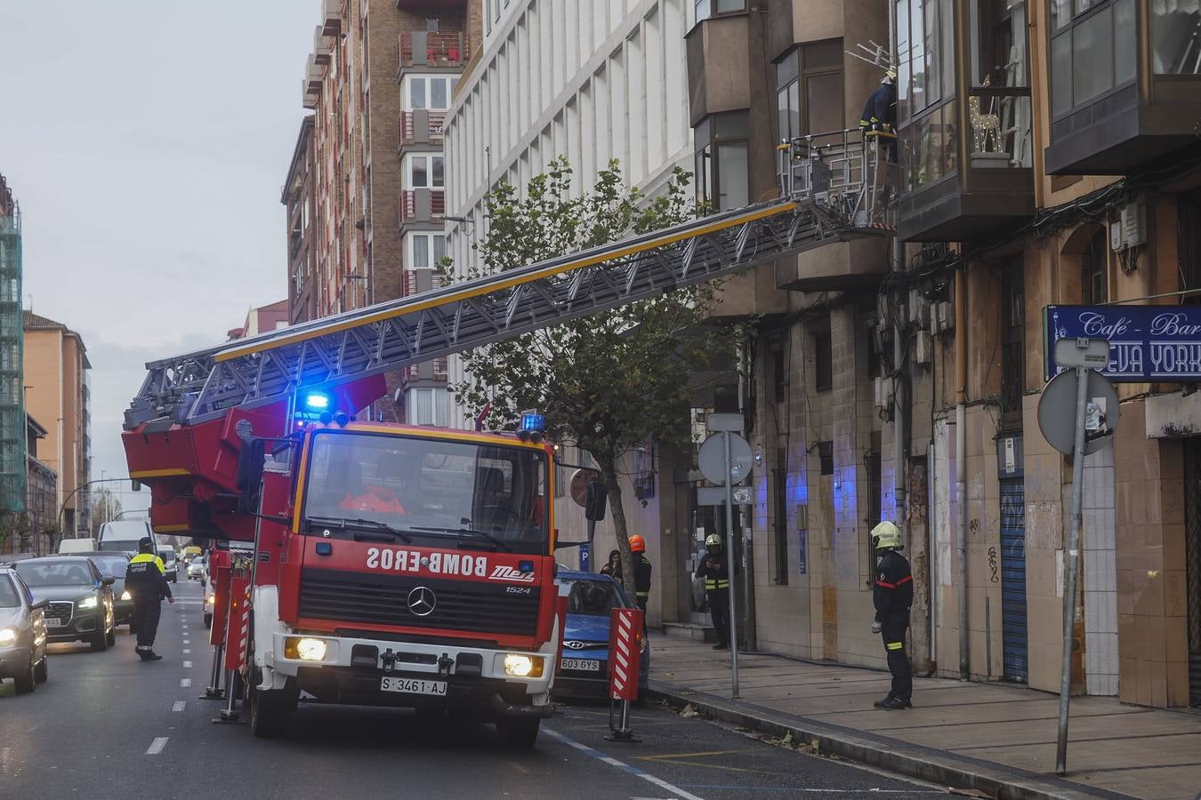 Los bomberos, esta mañana en la calle Marqués de la Hermida de Santander.