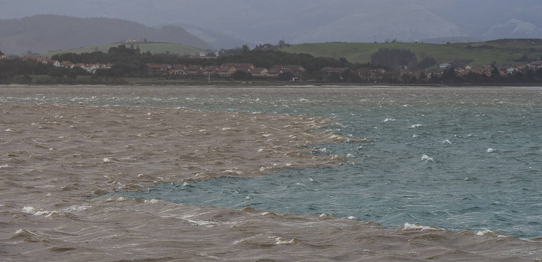 Aspecto de la ría de Cubas esta mañana, al unirse el agua dulce del río con el mar de la bahía.