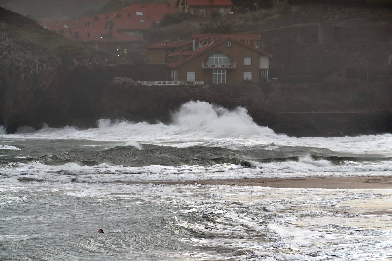 Imagen de la costa de Comillas esta mañana.