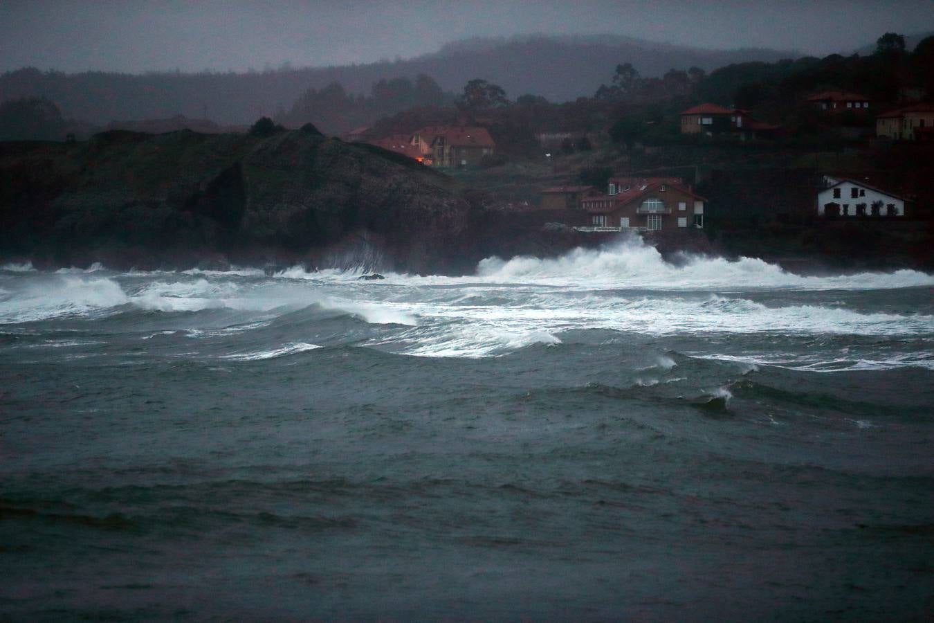 Mar embravecido en Comillas.