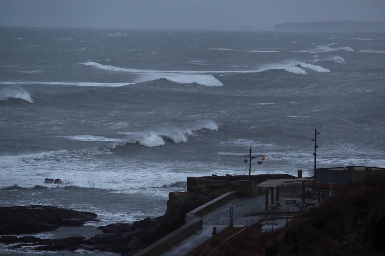 Mar embravecido en Comillas.