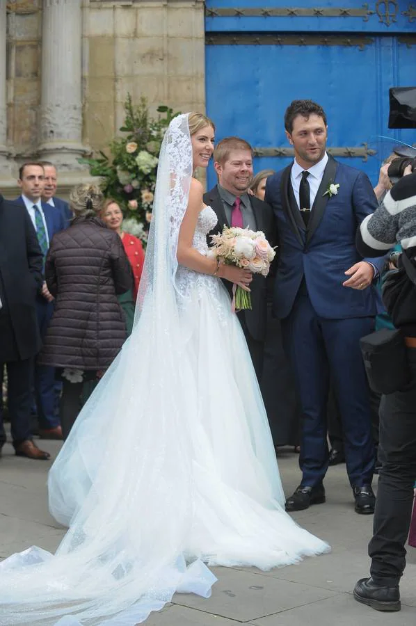 El golfista vasco Jon Rahm y la estadounidense Kelley Cahill se dieron el 'sí, quiero' en la Basílica de Nuestra Señora de Begoña de Bilbao