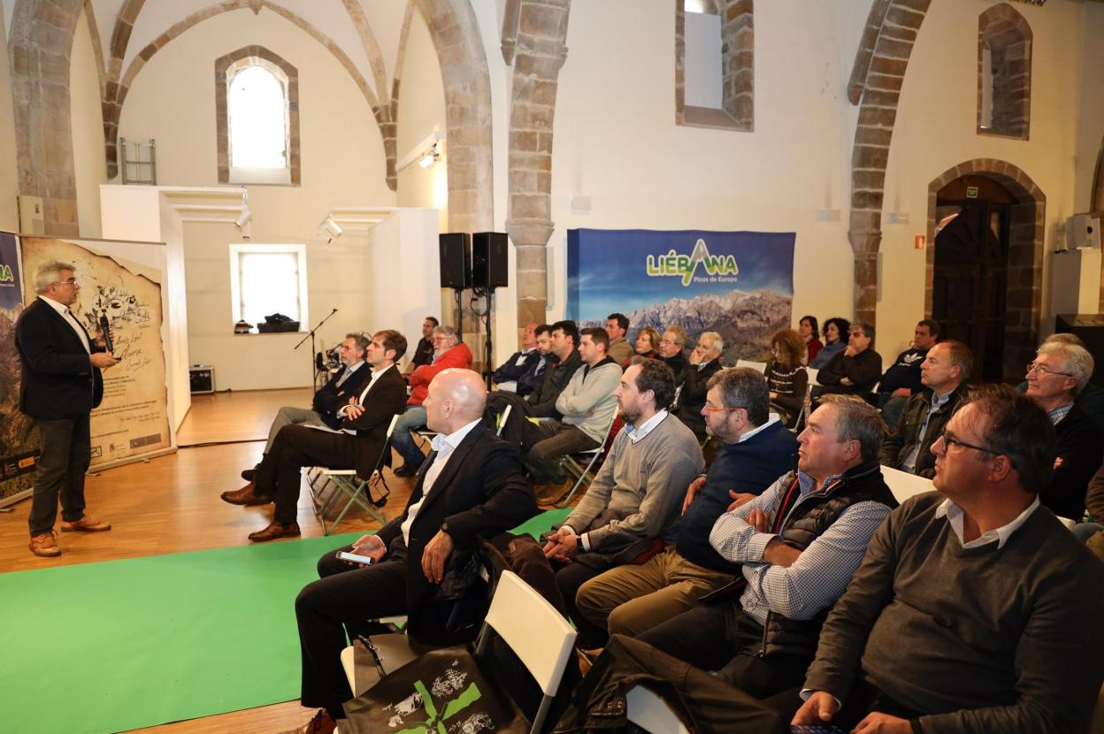 El Ejecutivo regional aboga por simplificar los trámites para fijar las empresas en el medio rural