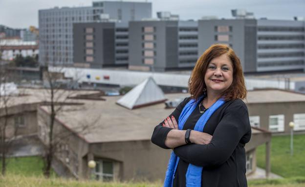 Celia Gómez, directora gerente del Servicio Cántabro de Salud, con el centro de salud de Cazoña y el Hospital Valdecilla a su espalda.