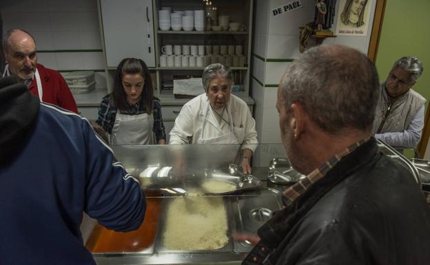 Desayuno, comida, cena. El servicio de comedor de la Cocina Económica ofrece comidas a diario. Para Nochebuena, se ha pensado en un menú especial, con entrantes y turrones. 