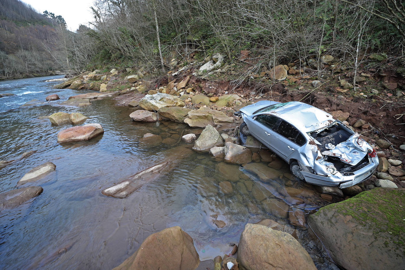 El vehículo cayó durante la madrugada en la carretera entre Cabezón de la Sal y Ruente, quinientos metros más arriba del Puente Santa Lucía