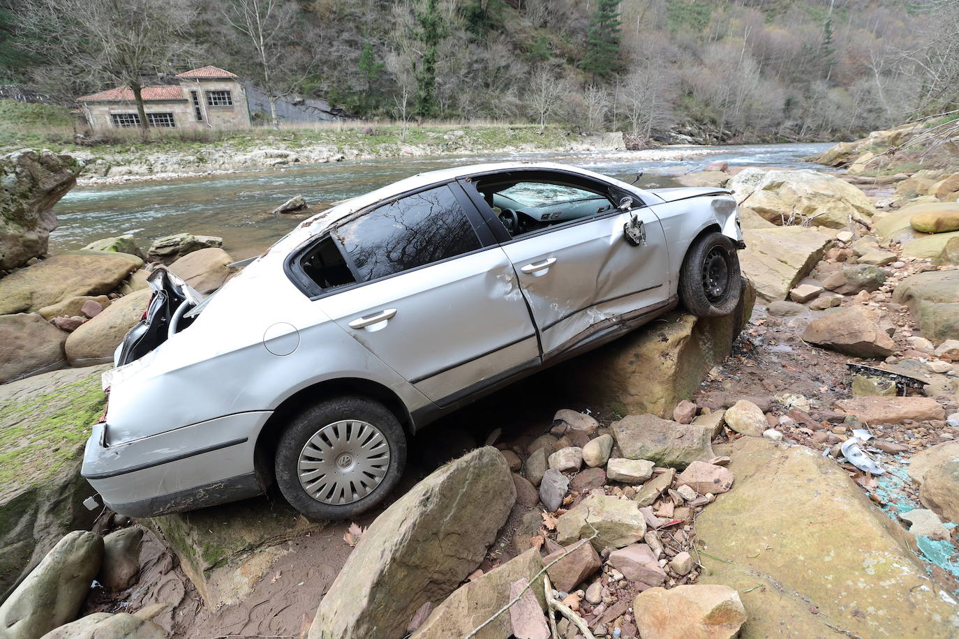 El vehículo cayó durante la madrugada en la carretera entre Cabezón de la Sal y Ruente, quinientos metros más arriba del Puente Santa Lucía