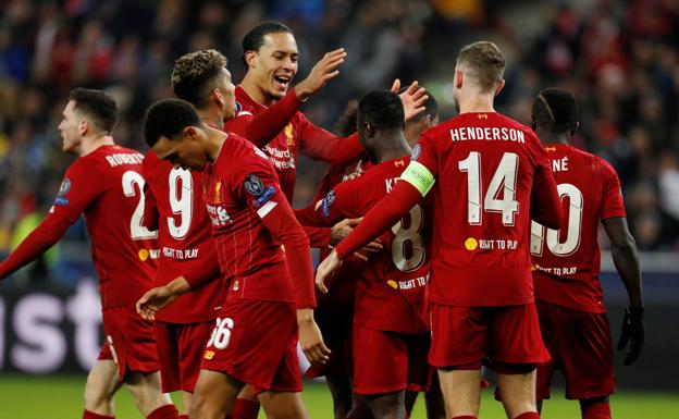 Van Dijk acude a celebrar un gol en la Champions con Keita. 