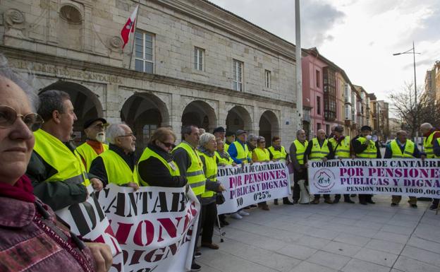 Los pensionistas se concentran ante el Parlamento regional