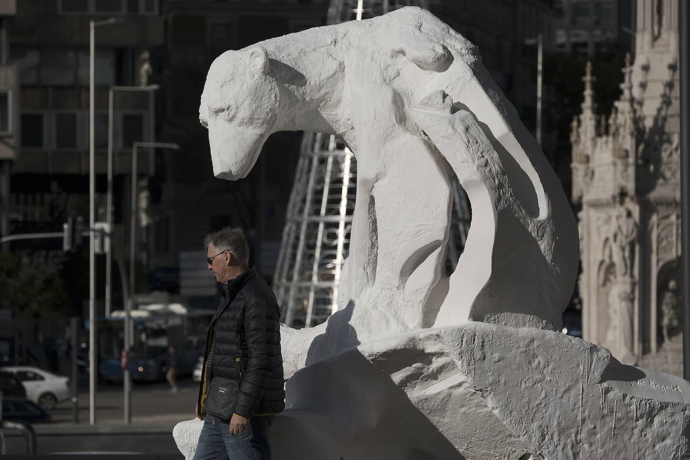 Una escultura de V&E Dam de Nogales, instalada en la plaza de Colón de Madrid con motivo de la COP25