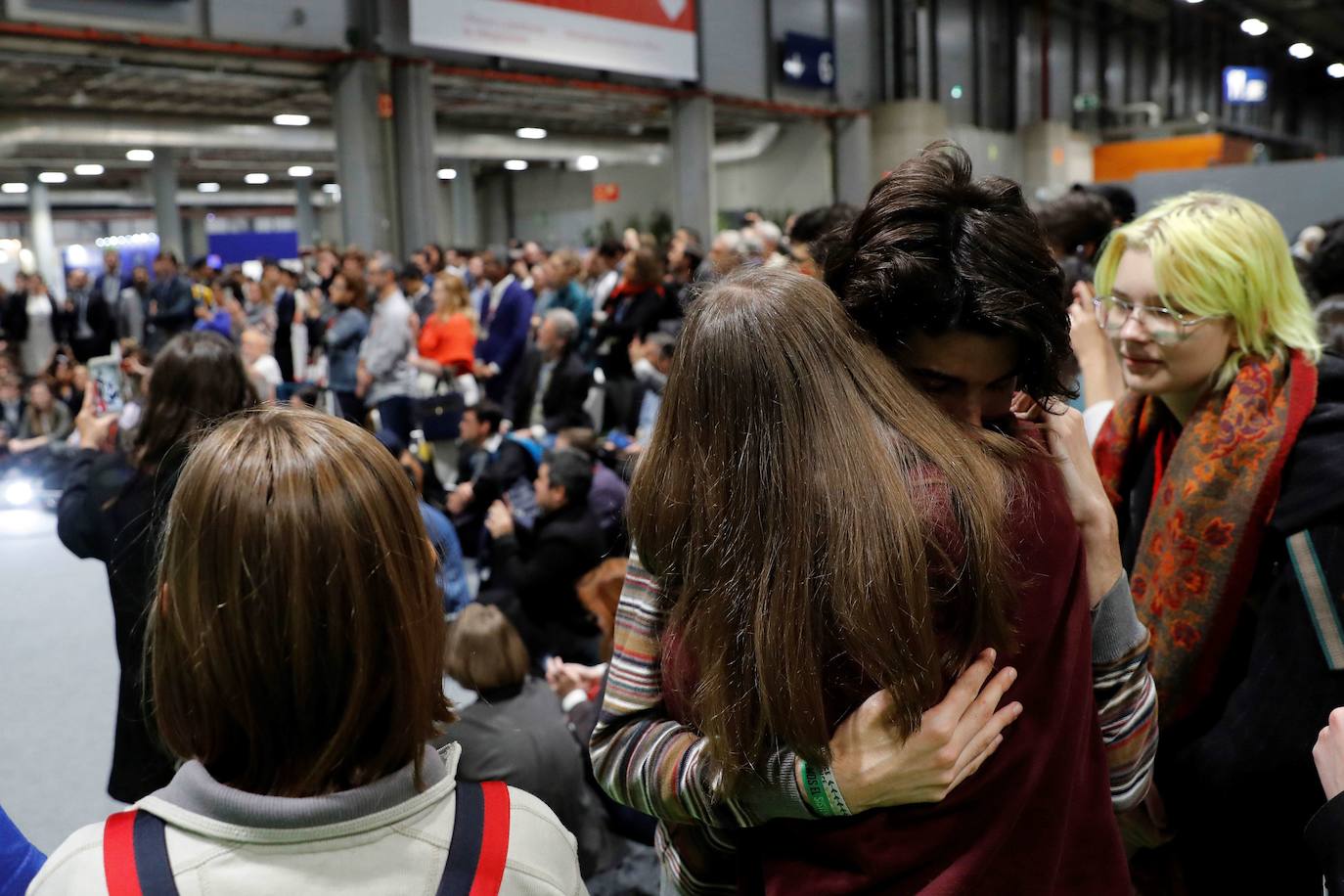 Dos personas se abrazan en el ultimo día de la Cumbre del Clima de Madrid (COP25) después de doce días de actividades, encuentros y reuniones 