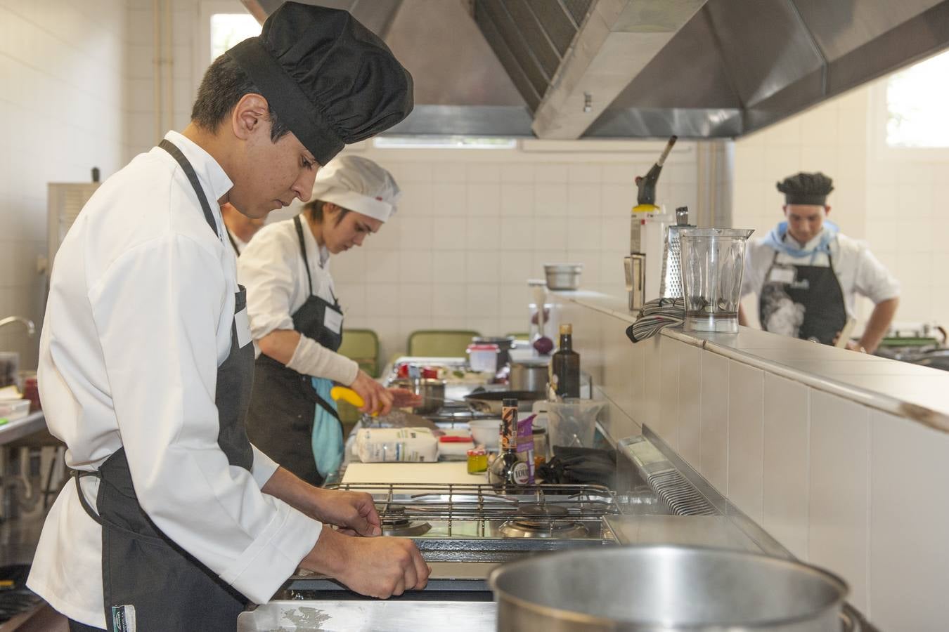 En primer plano, Kevin Menéndez cocinando durante la pasada edición de Chef Cantabria.