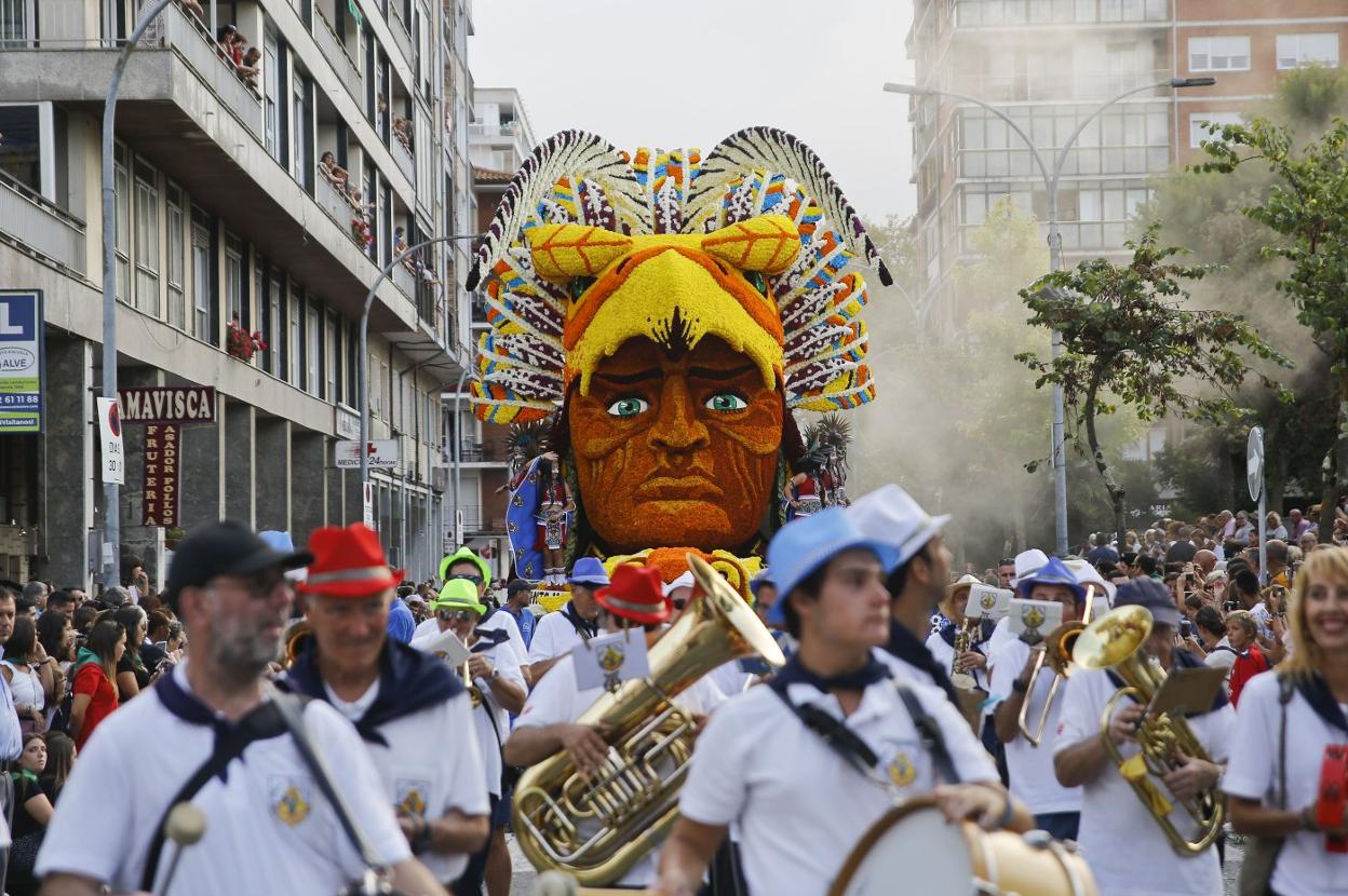 Carroza 'Memento Mori', ganadora de la última edición de la Batalla de Flores de Laredo.