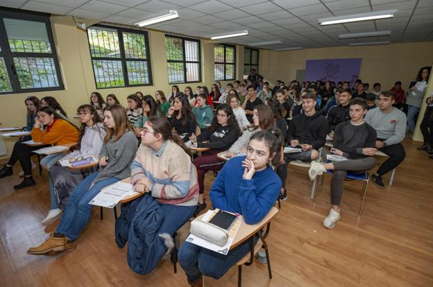 Los alumnas de segundo de Bachiller del IES Valle de Piélagos escuchan los consejos ofrecidos por el Soucan, la semana pasada, en Renedo. 