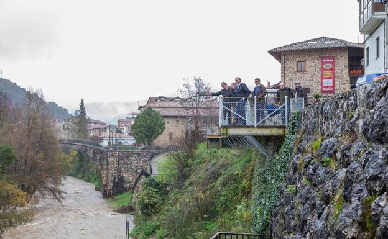 Guillermo Blanco visitó la pasarela sobre el río Deva acompañado del alcalde de Potes/ Fotografía: Pedro Álvarez