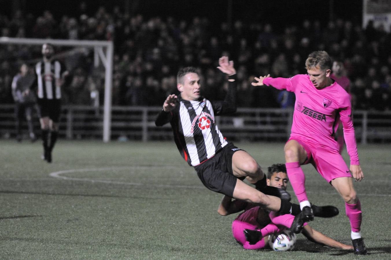 El Escobedo acaba de protagonizar su gesta. Los camargueses han apeado al Málaga de la Copa en un gran partido de los de Pablo Casar, que con un claro 2-0 se han deshecho de un equipo de Segunda en el Eusebio Arce.