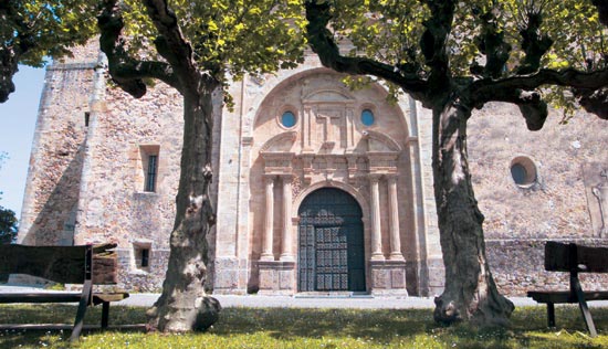 Imagen principal - Portada de la iglesia parroquial de la Santa Cruz. Convento de San Sebastián de Montehano. Estatua-columna con la Virgen y el Niño, que flanquea el presbisterio de la ermita de San Román.