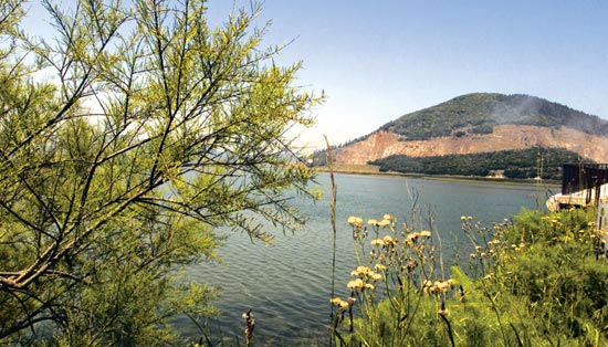 Marismas de Santoña y el cerro de Montehano con la huella de la cantera, en la actualidad cerrada.