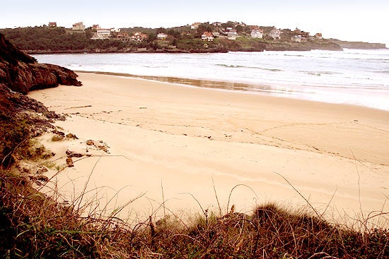 Vista de la playa de la Arena, en Isla.