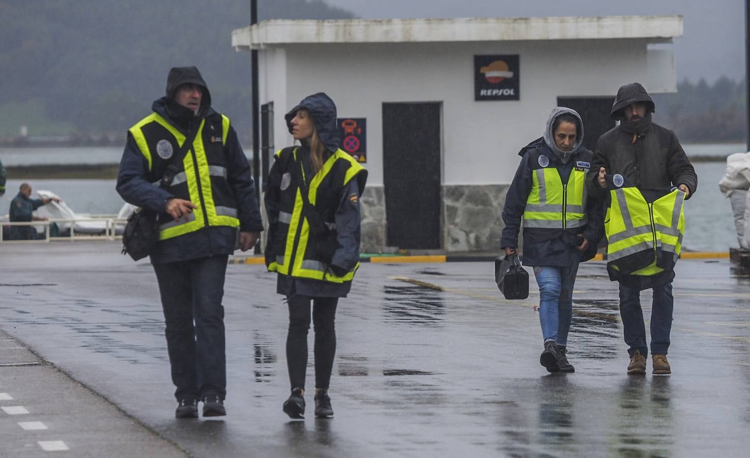 Fotos: Dispositivo en el puerto de Santoña por el hallazgo del cadáver de una niña