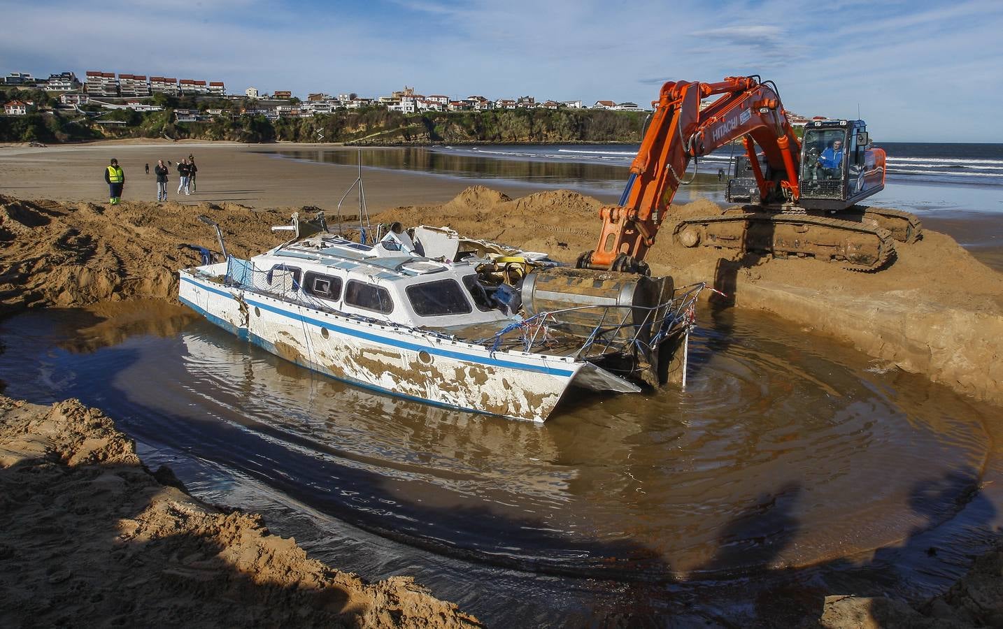 Los trabajadores de Demoliciones Submarinas trataron de sacarlo entero de la arena de la playa de Suances donde quedó enterrado, pero al no poder optaron por desmonta el navío por piezas