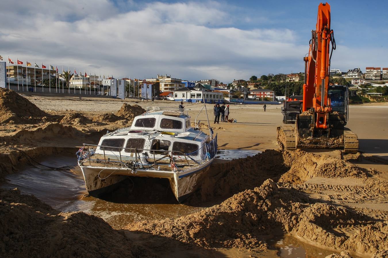 Los trabajadores de Demoliciones Submarinas trataron de sacarlo entero de la arena de la playa de Suances donde quedó enterrado, pero al no poder optaron por desmonta el navío por piezas