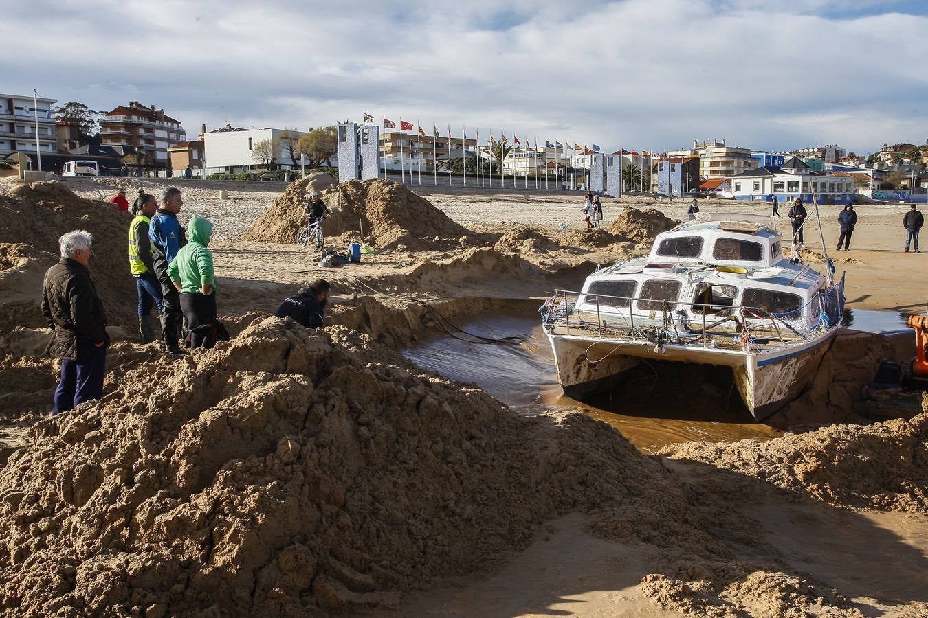 Los trabajadores de Demoliciones Submarinas trataron de sacarlo entero de la arena de la playa de Suances donde quedó enterrado, pero al no poder optaron por desmonta el navío por piezas