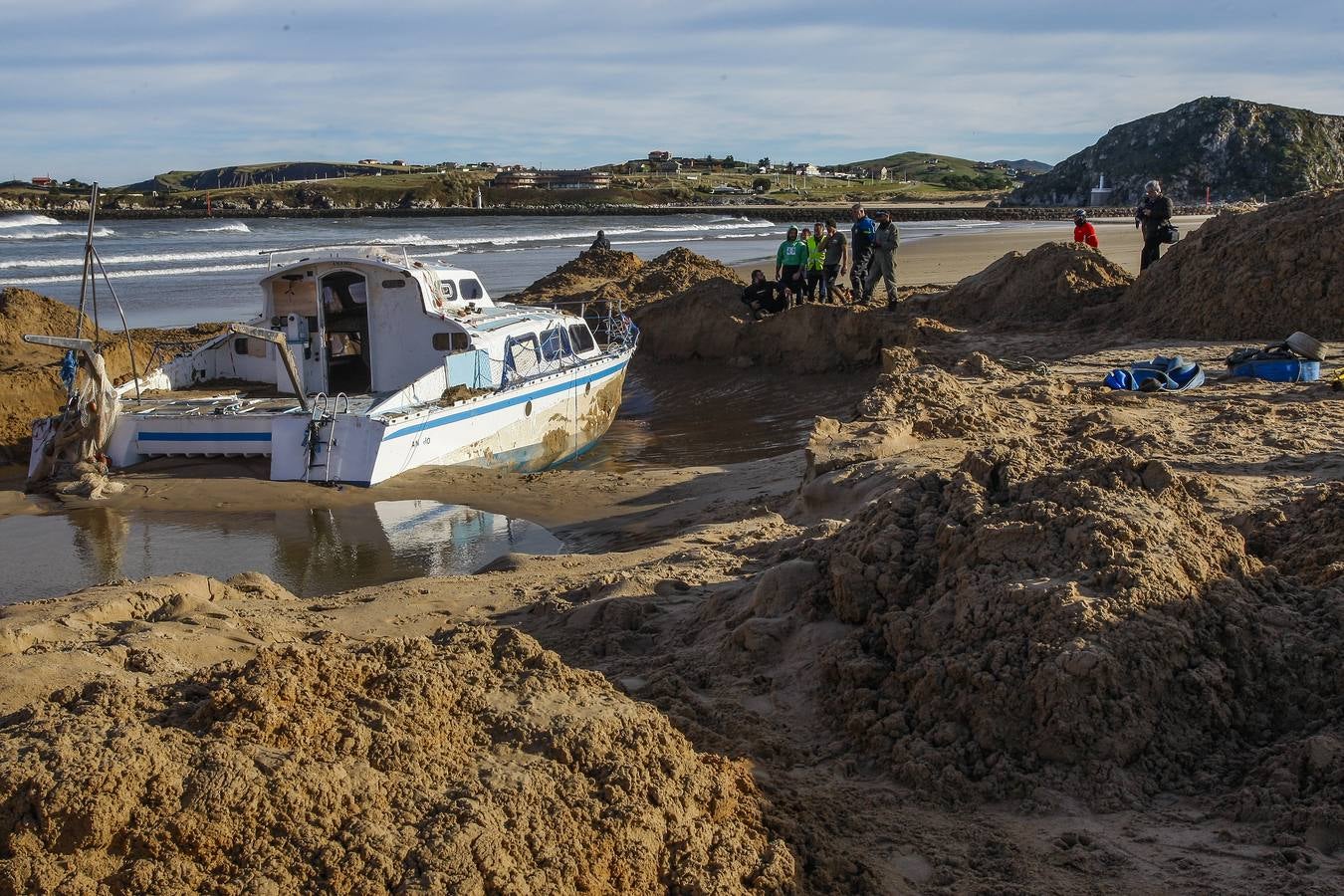 Los trabajadores de Demoliciones Submarinas trataron de sacarlo entero de la arena de la playa de Suances donde quedó enterrado, pero al no poder optaron por desmonta el navío por piezas