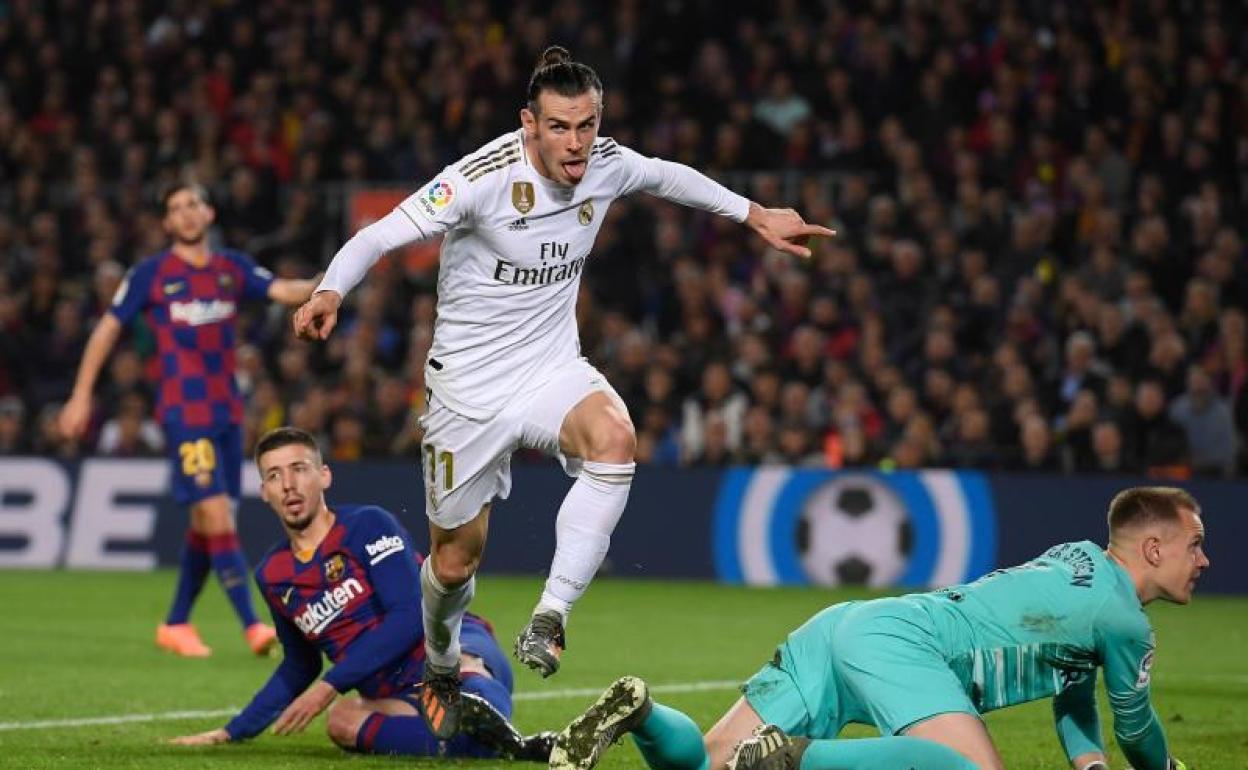 Gareth Bale anota un gol en el Camp Nou, anulado por fuera de juego previo de Mendy. 