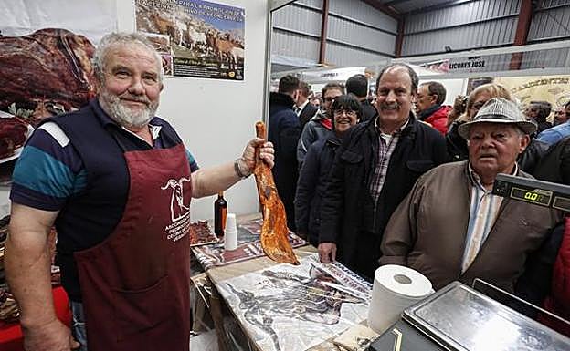 Galería. Octavio González, presidente de la Asociación de Productores de Cecina de Chivo, muestra una pieza. 