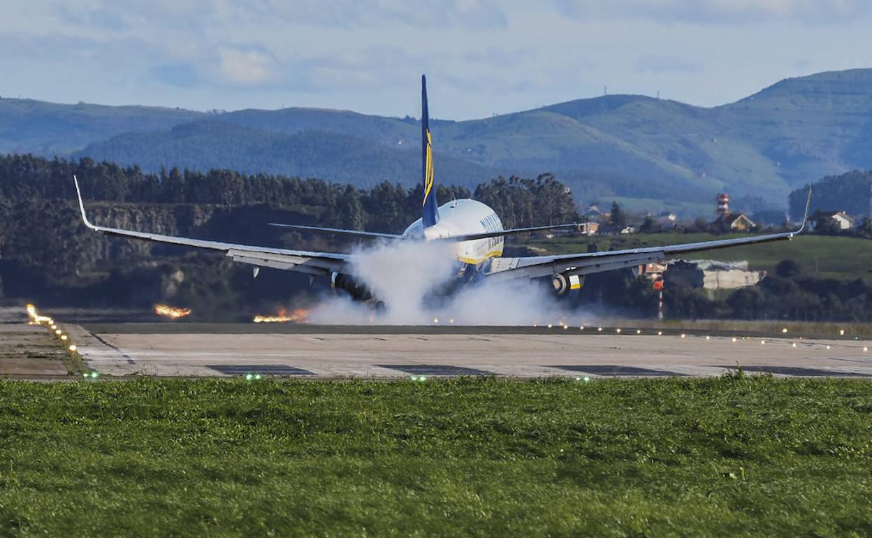 El vuelo de Ryanair procedente de Roma aterrizando con dificultades en el Seve Ballesteros a las dos de la tarde.