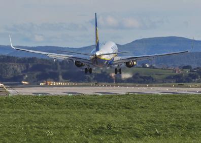 Imagen secundaria 1 - Arriba, una lancha de Los Reginas recibiendo el azote de las olas en la bahía de Santander. Debajo, el avión de Ryanair procedente de Roma entrando al aeropuerto Seve Ballesteros totalmente cruzado; y en la ultima foto, bomberos retirando un panel desprendido en la capital cántabra.