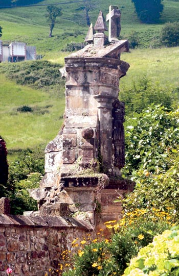 Imagen secundaria 2 - Palacio de La Rañada, conocido también como Cuesta Mercadillo. Palacio de Elsedo, situado en la localidad de Liérganes. Cruz de Rubalcaba, en la localidad de Rubalcaba.