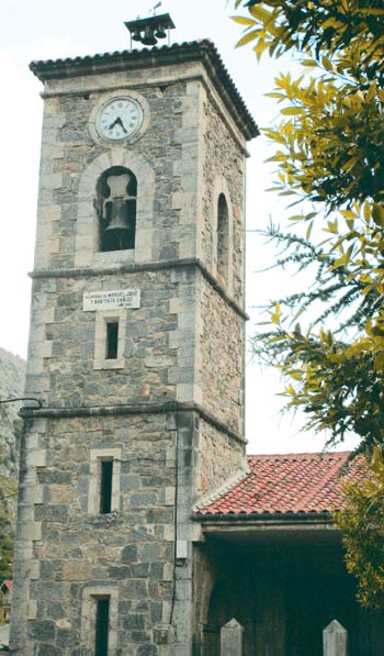 Iglesia parroquial de San Román, en Mirones.