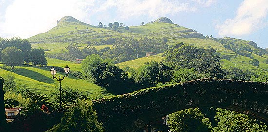 Vista de las montañas Marimón y Cotillamón, conocidas popularmente como 'las tetas de Liérganes'.