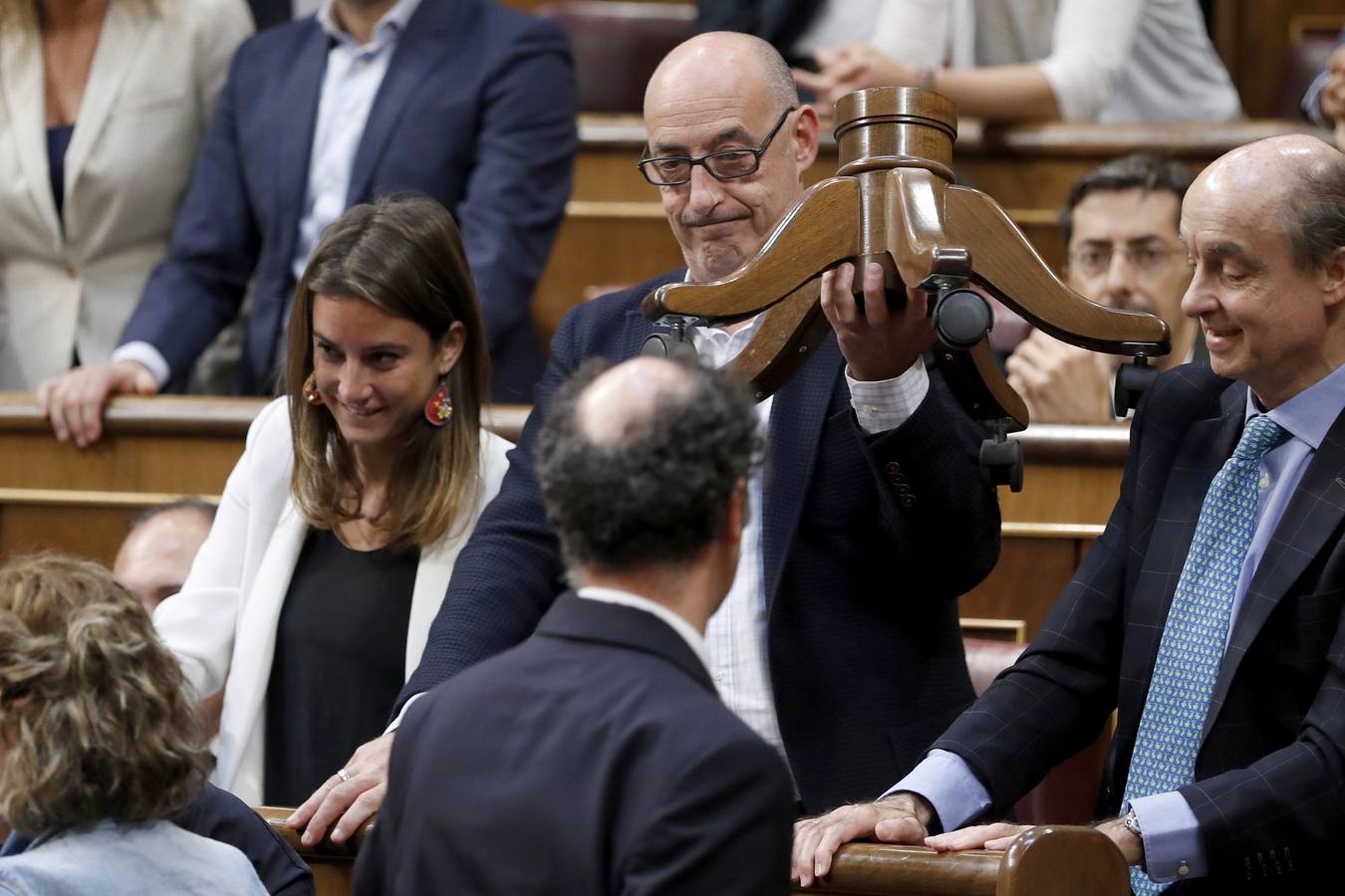 El diputado de Ciudadanos Félix Álvarez entrega a un ujier las patas rotas del escaño de Toni Roldán