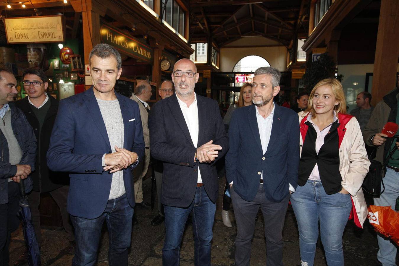 Toni Cantó, Félix Álvarez, Javier Ceruti y Marta García haciendo campaña en el Mercado del Este de Santander