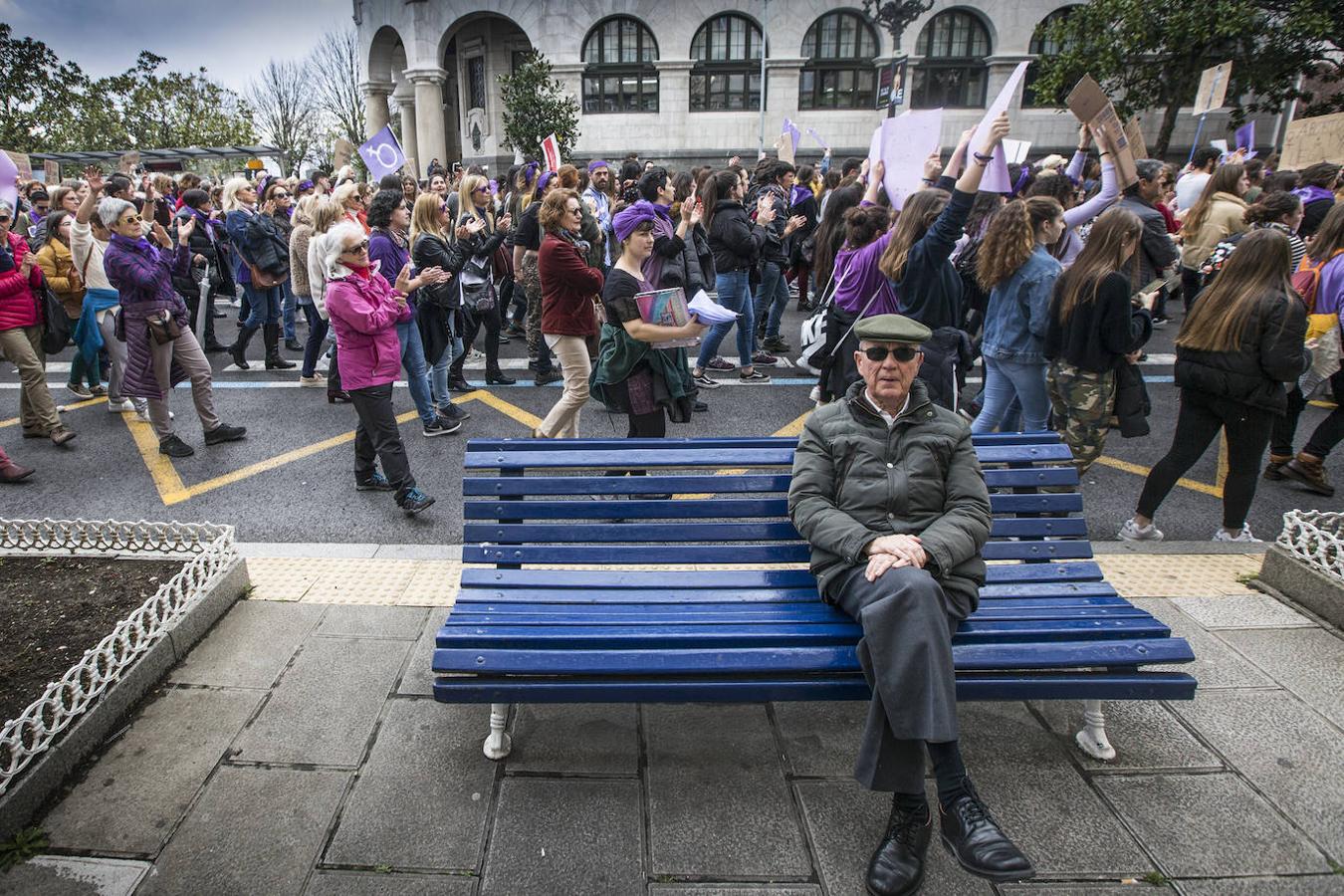 Miles de personas recorrieron el 8 de marzo el centro de Santander en diversas concentraciones en defensa de los derechos de las mujeres. Los actos de reivindicación culminaron por la tarde con una multitudinaria manifestación.