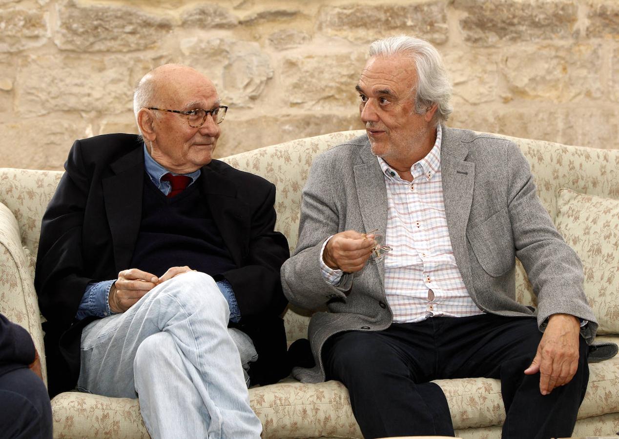 Los directores y escritores cántabros Mario Camus y Manuel Gutiérrez Aragón, historia viva del cine español, fundieron sus reflexiones sobre la literatura y el séptimo arte en un histórico encuentro en la Torre de Don Borja de Santillana del Mar.